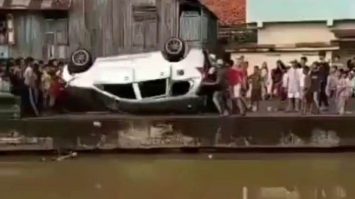 Video viral warga ceburkan mobil ke sungai, bikin kontroversi. Tapi ternyata, penyebab warga mengamuk, menceburkan mobil malah wajar. 