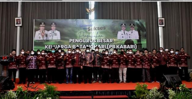 Bupati Batanghari, Fadhil Arief hadiri sekaligus beri ucapan selamat atas pengukuhan Pengurus Besar Keluarga (PB Kabari), Sabtu (12/3/2022).