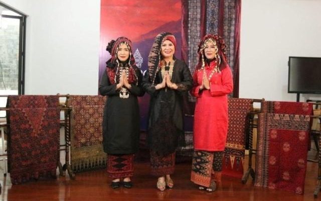 Ketua Dekranasda Provinsi Jambi, Hesnidar Haris (Hesti) mengemukakan, tekuluk merupakan identitas yang khas bagi wanita Provinsi Jambi.