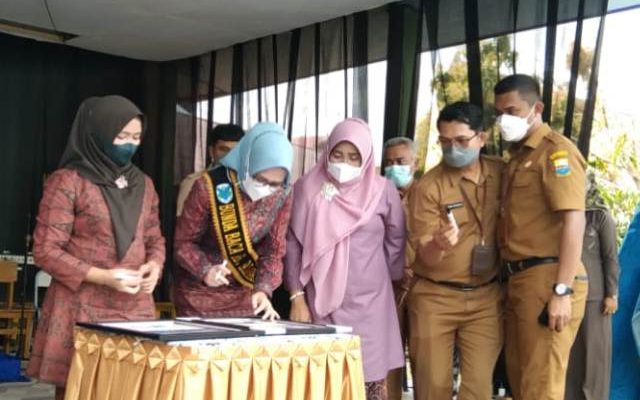 Hadiri peresmian Sanggar Seni dan Sastra, Sebiduk Sedayung oleh SMP 3, Ketua TP-PKK Kabupaten Batanghari, Zulva Fadhil berikan apresiasi