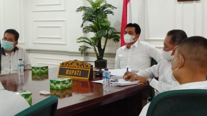 Bupati Batanghari Muhammad Fadhil Arief (MFA) terima penghargaan Realisasi Investasi tahun 2021. Penghargaan itu, dari Menteri Investasi