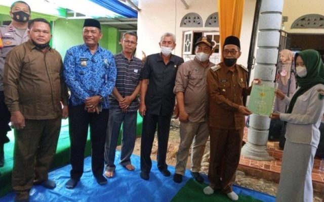 Wakil Bupati (Wabup) Bakhtiar serahkan sertifikat program Pendaftaran Terhadap tanah yang belum memiliki hak milik (PTSL) di Mersam
