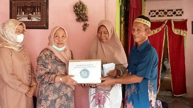 TP-PKK Kabupaten Batanghari beri bantuan kebakaran. Wakil Ketua, Nuraini Zubir datang langsung menyerahkan kepada keluarga Suaili.