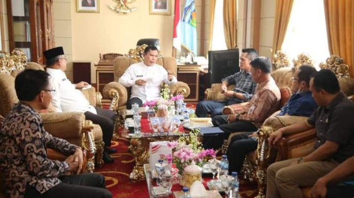 SUNGAI PENUH - Walikota Ahmadi Zubir menerima aset pinjam pakai tanah dan bangunan dari Pemkab Kerinci, Jum'at (18/3).