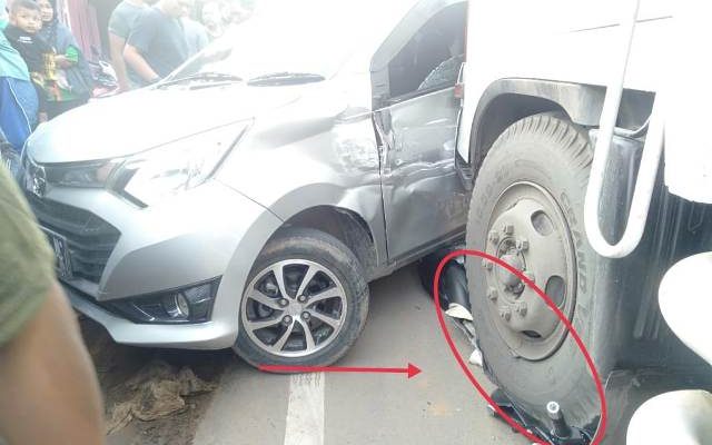 Kecelakaan di Jalan Lingkar Barat Jambi, truk tronton pengangkut kelapa sawit lindas motor dan hantam sebuah mobil, Rabu (11/05/2022).