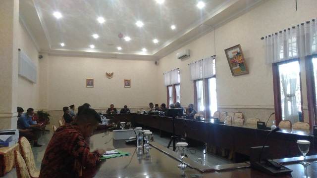 Laporan dugaan noda pada produk air kemasan seolah mandek, LSM Pekat, Kamis (2/5/2022) ngadu ke DPRD Provinsi.