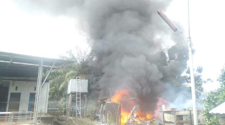 Sebuah gudang barang loak yang berlokasi di Jl Kapten Pattimura Jambi, tepatnya di depan hotel Golden Harvest mengalami kebakaran alam barajo