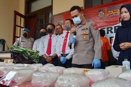 Polisi berhasil bekuk pengedaran narkotika jenis sabu seberat 20 kilogram. Peredaran barang ini ini merupakan jaringan antar provinsi.