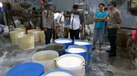 Kepolisian Sektor Sungai Gelam Resor Muaro Jambi melakukan inspeksi mendadak sidak pembuatan pabrik tahu di kawasan Desa Tangkit.