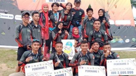 Atlet Paralayang Federasi Aero Sport Indonesia (FASI ) Sumbar, raih juara umum kejuaraan Nasional Paralayang Trip of Indonesia.