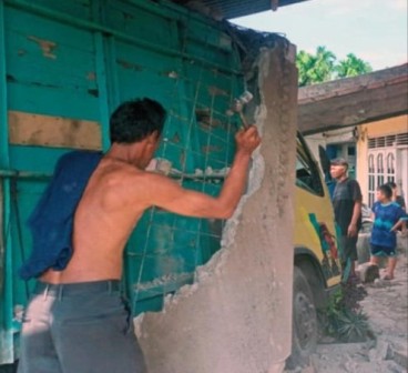 Truk pengangkut batu bara tabrak rumah warga Desa Kasang Kota Karang, Kecamatan Kumpeh Ulu, Kabupaten Muaro Jambi, Selasa (14/6/22).