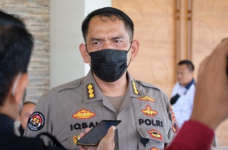 BeredBeredar informasi di media sosial, viral saat ini polisi mulai menilang motor yang memakai sendal jepit. Semarang, Jawa Tengahar informasi di media sosial, viral saat ini polisi mulai menilang motor yang memakai sendal jepit. Semarang, Jawa Tengah