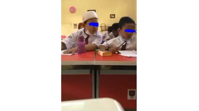 Viral di media sosial saat mengadakan ujian di sekolah guru melihat siswa yang sedang nyontek, guru itu pun menegur siswa tersebut