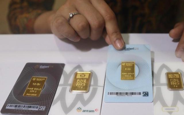 Harga emas batangan bersertifikat Antam keluaran Logam Mulia PT Aneka Tambang Tbk (ANTM) stagnan pada Minggu 17 Juli 2022.