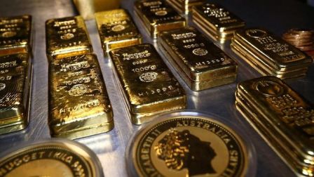 Emas makin kehilangan sinarnya. Pada perdagangan Kamis 21 Juli 2022 pukul 06:15 WIB, harga emas dunia di pasar berada di US$ 1.694,55