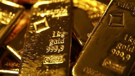 Harga emas naik tajam pada akhir perdagangan Kamis (Jumat pagi WIB). Kenaikan investasi safe heaven memperpanjang catatan