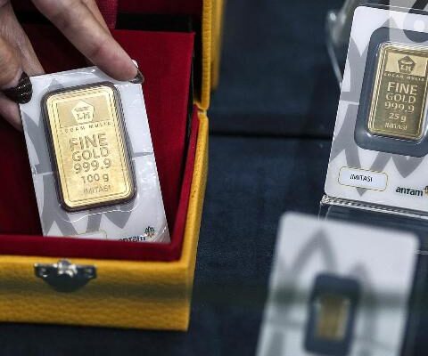 Harga emas batangan di PT Pegadaian kompak melemah pada perdagangan hari ini 8 Juli 2022. Pegadaian menjual berbagai jenis emas