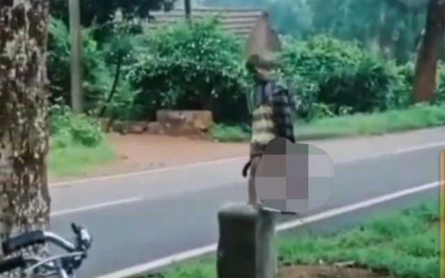 Video viral orang bawa kepala, kakek jalanan bawa kepala yang dipenggal di India no sensor hingga potong leher mengerikan.