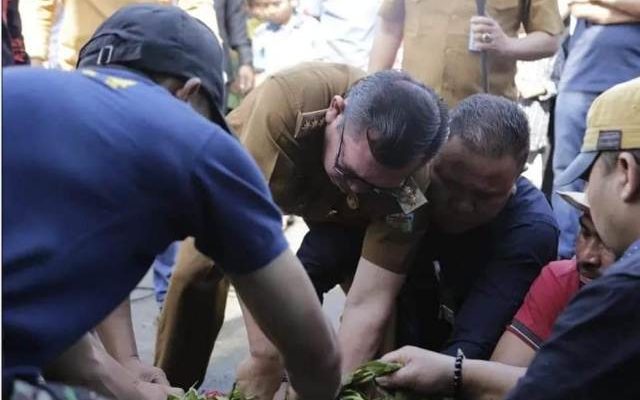 Walikota Ahmadi Zubir melakukan penyembelihan hewan kurban Komunitas Terbuka Lawang Agung Apresiasi KTLA 2314, Senin (11/7).