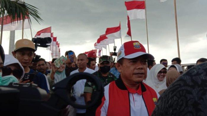 Gubernur Jambi Al Haris pasang 1.000 bendera merah putih di Jembatan Pedestarian Gentala Arasy, Jumat (12/8/2022).