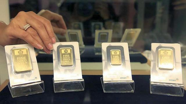 Harga logam mulia atau emas batangan PT Aneka Tambang Tbk (Antam) tercatat di level Rp 987.000 per gram pada Senin, (8/8/2022).