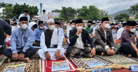 Ketua DPRD Kota Sungai Penuh, Fajran melaksanakan sholat Ied Idul Fitri 1443 H bertempat di Lapangan Mardeka, Senin (02/05/2022).
