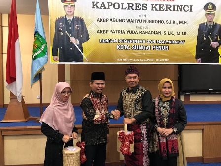 Ketua DPRD Kota Sungai Penuh Fajran hadiri acara pisah sambut kapolres kerinci dari AKBP. Agung Wahyu Nugroho, S.I.K., M.H.