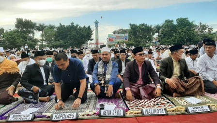 Ketua Dewan Perwakilan Rakyat Daerah (DPRD) Kota Sungai Penuh H. Fajran, SP.,M.Si menunaikan shalat Hari Raya Idul Adha 1442 H