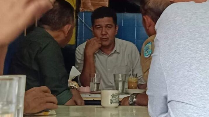 Wakil Bupati Merangin. Nilwan Yahya masih ngumpul di pasar, Selasa (9/8/2022) Namun kemudian, Khafid Moein sambangi Nilwan di warung kopi.