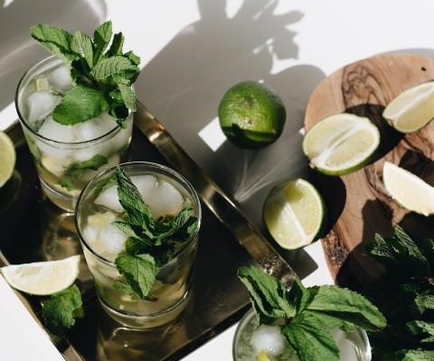 Cuaca yang panas kerap mengganggu aktifitas kita. Karena itu kita memberikan tips minuman yang bisa membuat dahaga anda segar kembali.