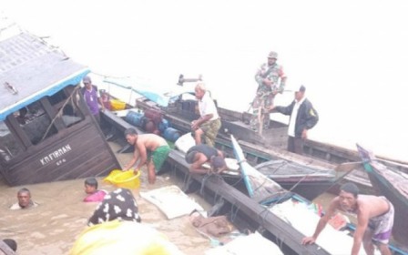Kapal pengangkut kelapa sawit tenggelam di daerah perairan Berbak menuju Rantau Rasau, Sungai Batang Hari, Kabupaten Tanjung Jabung Timur, Provinsi Jambi.