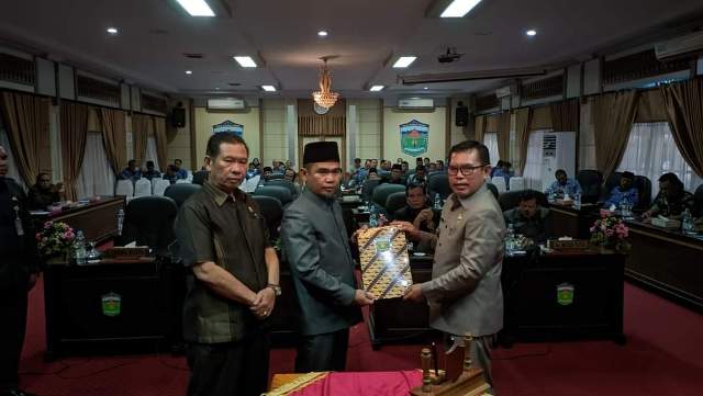 Walikota Sungai Penuh Ahmadi Zubir bersama Dewan Perwakilan Rakyat (DPRD) Kota Sungai Penuh.