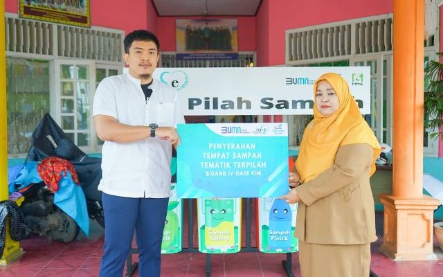 OASE KIM Bersama PTPN VI Serahkan Bantuan 20 Set Tong Sampah Tematik