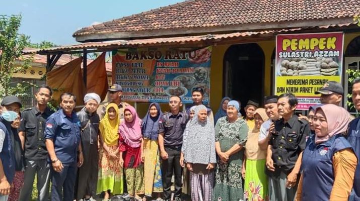 Dalam rangka Hari Ulang Tahun atau HUT ke-6, Lembaga Perlindungan Konsumen Nusantara Indonesia (LKPNI) bagi-bagi paket sembako ke masyarakat pada hari Senin 22 November 2022 kemarin. Kurniadi, Ketua LKPNI Jambi di HUT ini minta konsumen di Jambi bisa lebih cerdas.