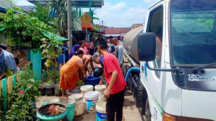 Warga seberang Kota Jambi mengeluh dengan aliran air yang mati beberapa hari belakangan ini. Betapa tidak, sejak Kamis (24/11) kemarin aliran air PAM di seberang kota Jambi ini mati.