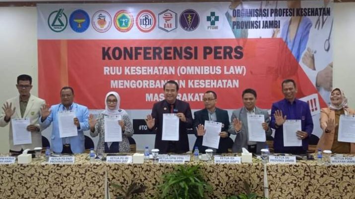 8 Organisasi Profesi (OP) di Jambi menolak RUU Omnibus Law Kesehatan yang baru-baru beredar yang di nilai akan merugikan masyarakat banyak. Penolakan tersebut disampaikan dalam konferensi pers yang di gelar di Hotel Rumah Kito, kawasan Mayang Kota Jambi pada Selasa (29/11/2022).