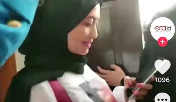 Dalam sidang Ferdy Sambo,  yang di gelar pada Selasa (29/11/22) kemarin, ada kejadian yang menarik. Tak mau kalah dengan Richard Eliezer. Kali ini seorang wanita yang mengaku pendukung Ferdy Sambo,  nekat menerobos di persidangan.