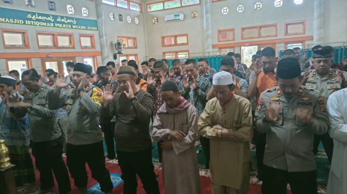 Polres Muaro Jambi menggelar Sholat Ghaib dan Doa bersama untuk para korban Gempa Bumi di Cianjur, pelaksanaan tersebut yang bertempat di Masjid polres Muaro Jambi . Jumat (25/11/2022) siang.