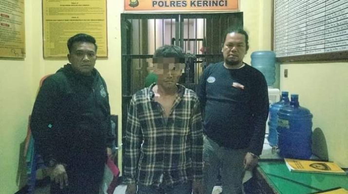 Seorang ayah di Kerinci yang tega melakukan aksi bejatnya terhadap anak kandungnya sendiri, akhirnya diringkus Tim Tungau SatReskrim Polres Kerinci pada Selasa (29/11/2022) sekira pukul 19.00 wib.