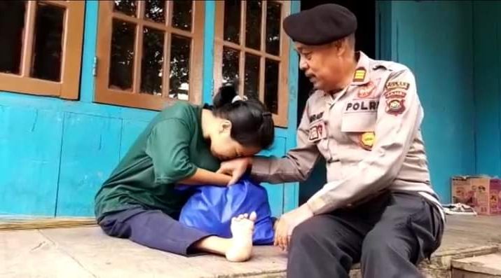 Kasi Humas Polres Muaro Jambi AKP Amradi SE, melaksanakan bakti sosial berupa pembagian sembako kepada warga kurang mampu, di lingkungan desa Tunas Baru Kecamatan Sekernan, Jumat (02/12/2022). 