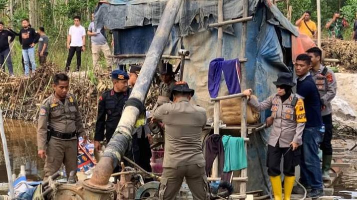 Gelar operasi penertiban kegiatan tambang emas ilegal di 4 titik kawasan Kabupaten Tebo, tim gabungan Polda Jambi hancurkan Dompeng di lokasi.