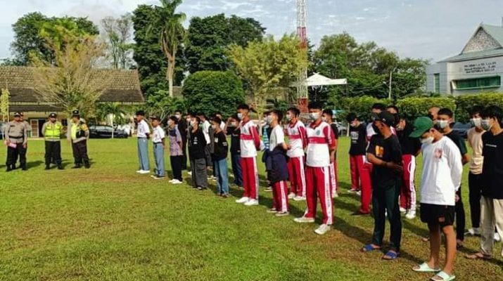 Puluhan orang remaja yang terindikasi bergabung dengan geng motor yang kerap bikin rusuh di Kota Jambi, hari ini Senin (12/12/22) di lepas untuk di lakukan pembinaan di SPN Polda Jambi.