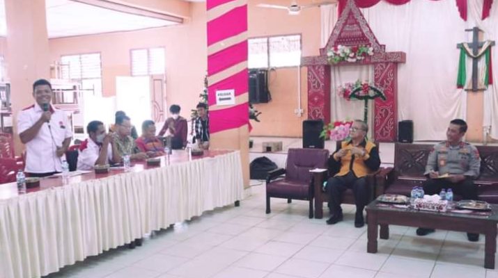 Jelang perayaan Natal 2022, Kapolda Jambi, Irjen Pol Rusdi Hartono mengunjungi dan silaturahmi kepada tokoh agama kristen di Gereja HKBP Kota Baru, Jumat (23/12/2022).