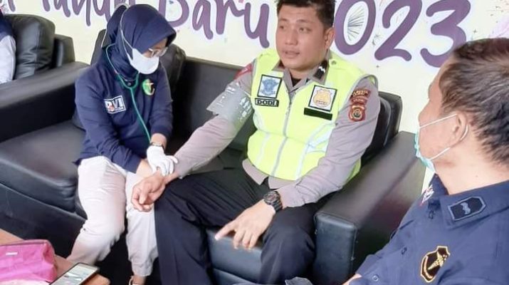 Personel Biddokkes Polda Jambi yang tergabung dalam operasi Lilin 2022 mengecek kesehatan personil, yang bertugas di Pos Pengamanan (Pos Pam) dan Pos Pelayanan (Pos Yan) di Kota Jambi, Minggu (25/12/2022).
