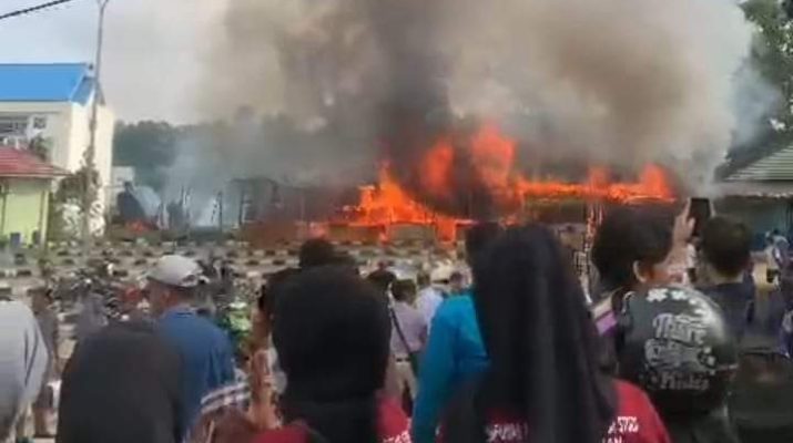 Peristiwa naas terjadi di kawasan mendalo, di mana lima Unit kantin semi permanen yang berada di depan Gedung Perpustakaan Kampus UIN STS Jambi ludes terbakar, Selasa (27/12/2022).