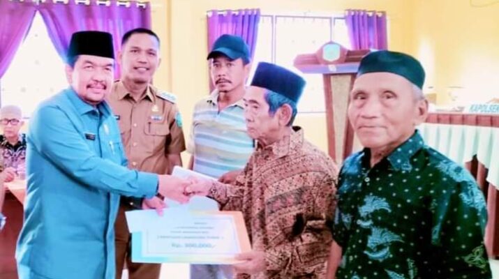 Ketua DPRD Kabupaten Sarolangun, Tontawi Jauhari menyerahkan dana bantuan yang di anulir oleh keuangan Provinsi Jambi yakni berupa BLT, UMKM, dan BPJS.