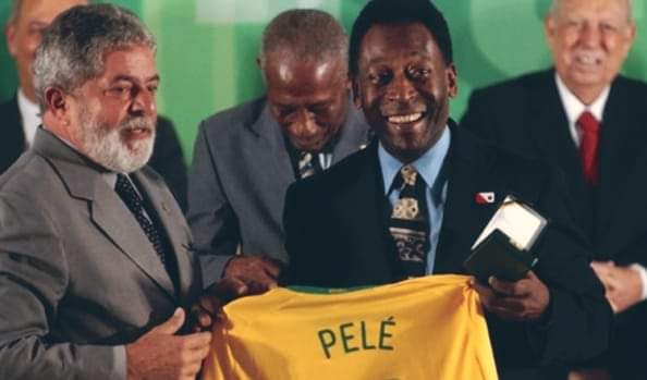 Brazil berkabung nasional selama tiga hari pasca meninggal dunia nya legenda sepak bola dunia, Pele. Pengumuman itu di sampaikan Presiden Brazil Jair Bolsonaro pada Kamis waktu setempat.
