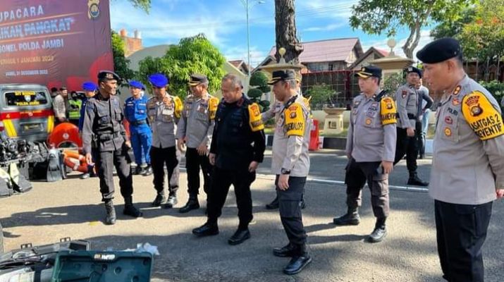 Bertempat di lapangan apel Polda Jambi, Karo Ops Polda Jambi, Kombes Pol Feri Handoko pimpin Apel Konsolidasi Operasi Lilin dan Apel gabungan Kesiapsiagaan Satgas Kontijensi Dalam Menghadapi Bencana Hidrometorologi Polda Jambi, Sabtu (31/12/2022).