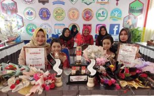Bela Eprika dan Azkia Samha didampingi ibu bersama piala dan penghargaan di SDN 282 Bangko