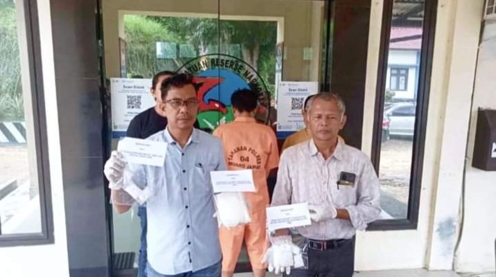 Satuan Reserse Narkoba polres Muaro jambi berhasil menggagalkan Peredaran Narkotika jenis sabu seberat 750 gram, di wilayah Hukum Polres Muaro Jambi. Tersangka yang merupakan tukang ojek di Jambi, di duga menjadi kurir narkoba. Meskipun ia mengaku dapat barang haram tersebut dari penumpangnya.
